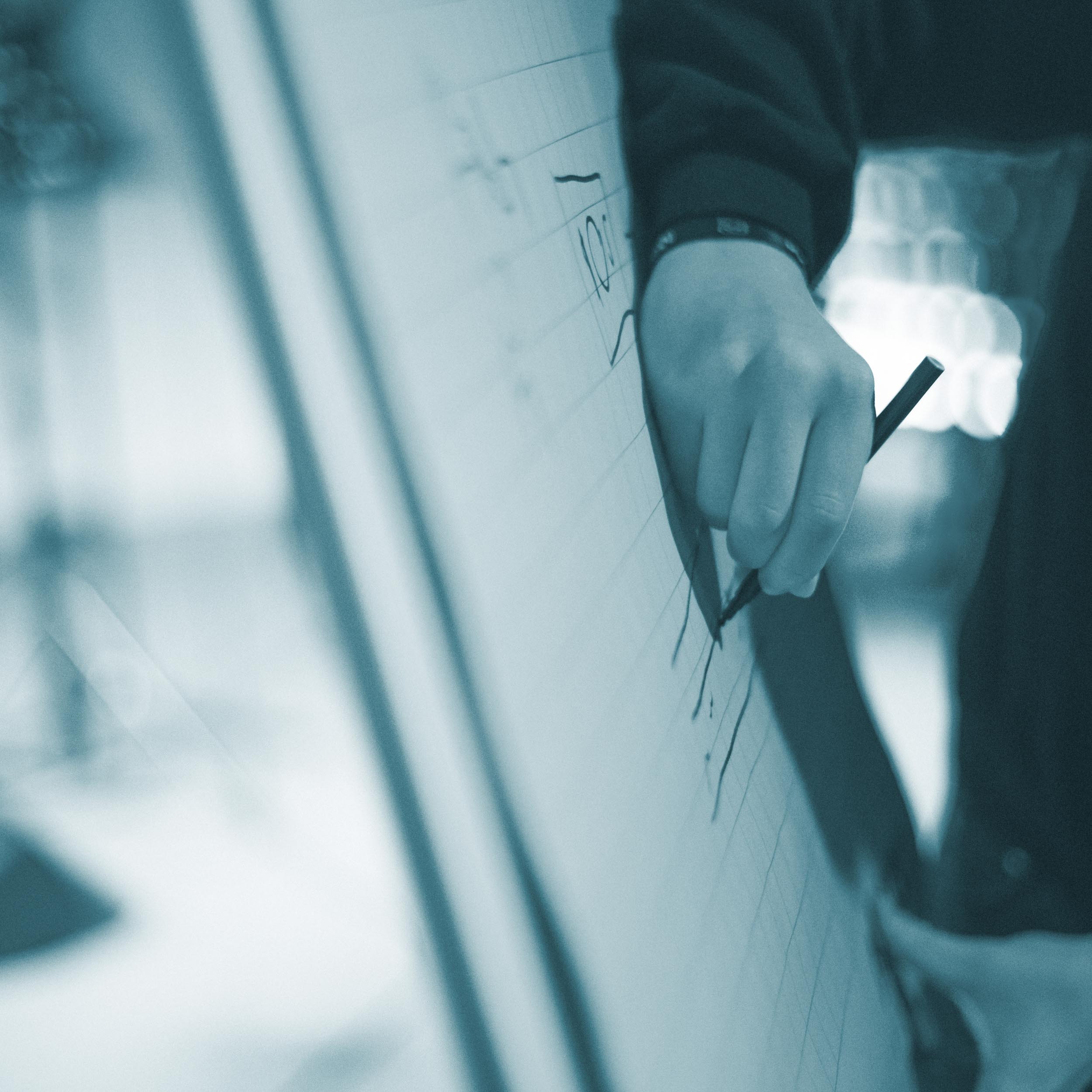 hand that draws something on a white board during a game